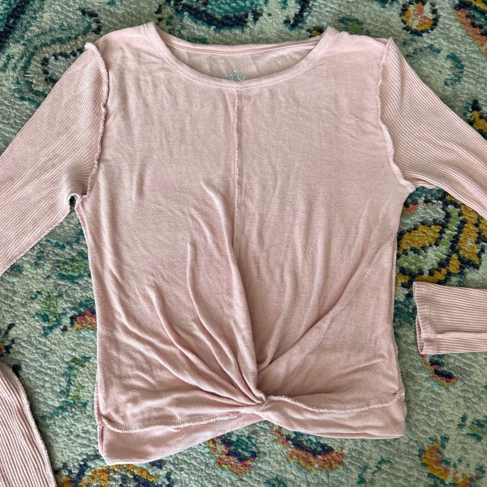 Alo Yoga Long-sleeved Crop Top with Rouched Front • Size Small